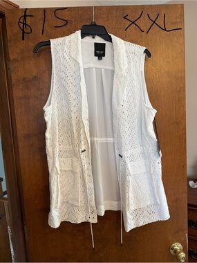 Kohl's White Eyelet Sleeveless Vest